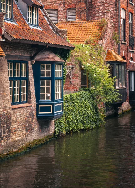 Brugge ya da Bruges, Belçika kanalları boyunca evler