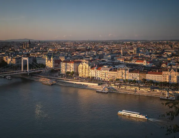 Macaristan, Budapeşte 'deki nehir kıyısındaki evler