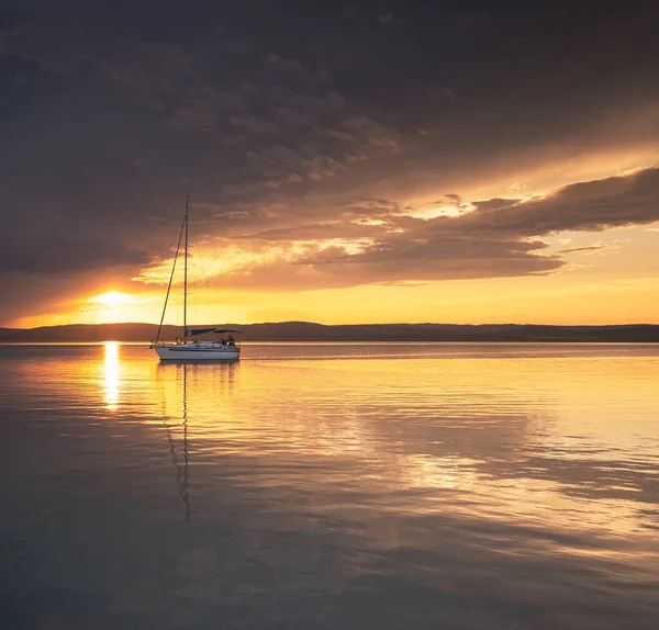 Yaz aylarında balaton Gölü üzerinde yelkenli