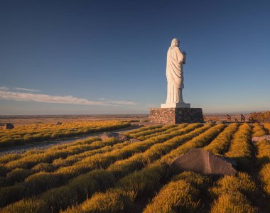 TARCAL, HUNGARY - 23 Ekim 2021: Tarcal, Macaristan 'daki ünlü İsa heykeli.