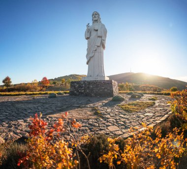 TARCAL, HUNGARY - 23 Ekim 2021: Tarcal, Macaristan 'daki ünlü İsa heykeli.