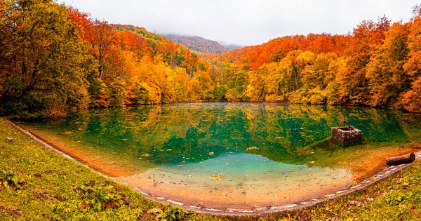 Sonbaharda Szilvasvarad Harika Bir Göl — Stok fotoğraf