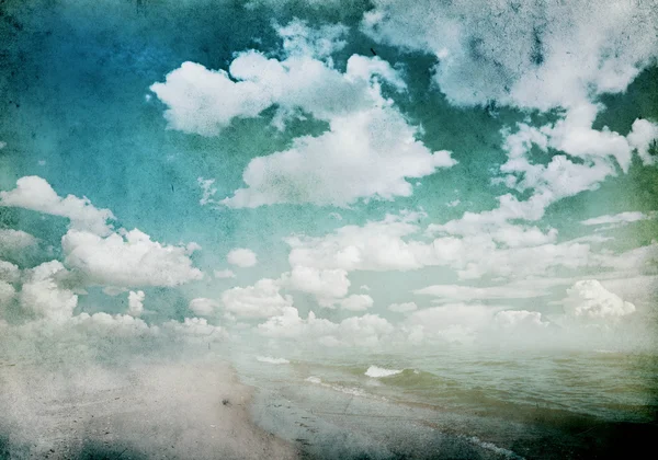 Fundo grunge com nuvens e vista mar — Fotografia de Stock