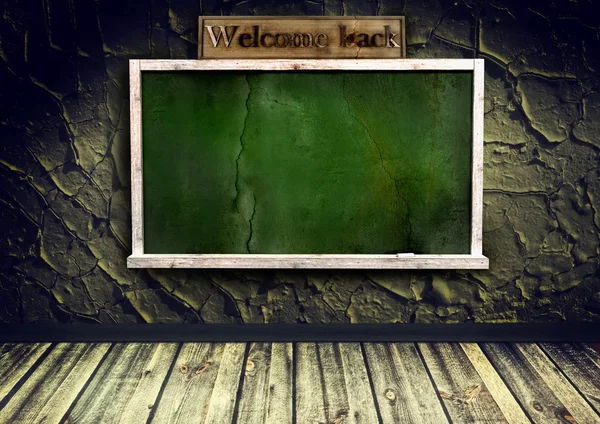 Grunge interieur met schoolbord op gebarsten muur — Stockfoto