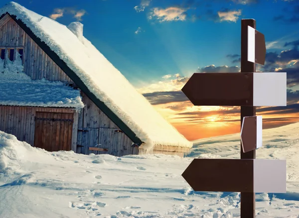 Inverno casa montanha e estrada sinal — Fotografia de Stock