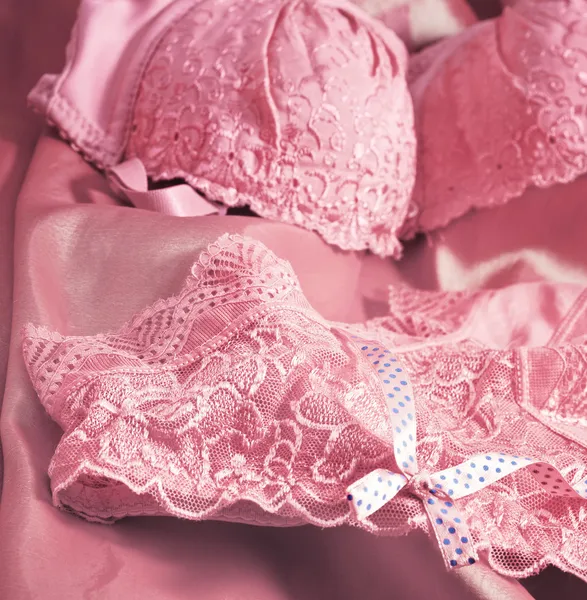 Pembe iç çamaşırı ve sutyen