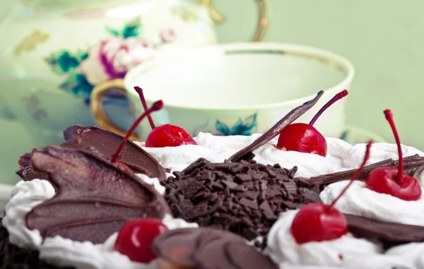 Gâteau au chocolat aux cerises acides — Photo