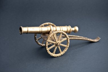 altın metal canon antik