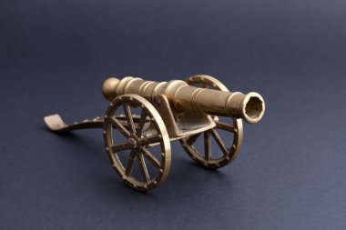 altın metal canon antik