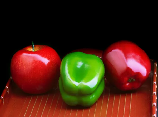 Fruits and vegetables: apple, pepper — Stock Photo, Image