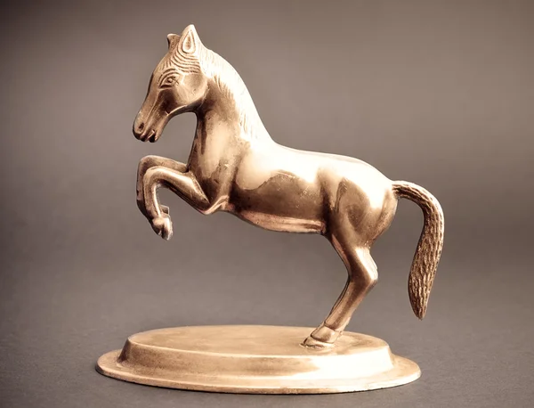 Кінь з бронзи ізольований — стокове фото