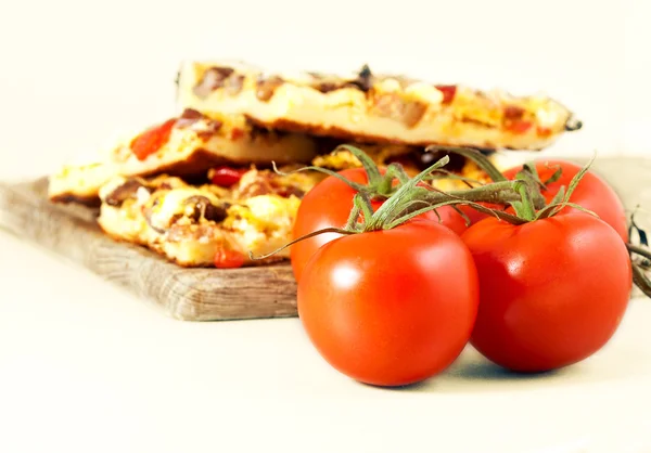 Pomidory z pizza na tle — Zdjęcie stockowe
