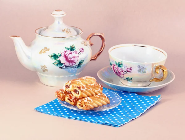Kekse und altmodischer Teeservice — Stockfoto