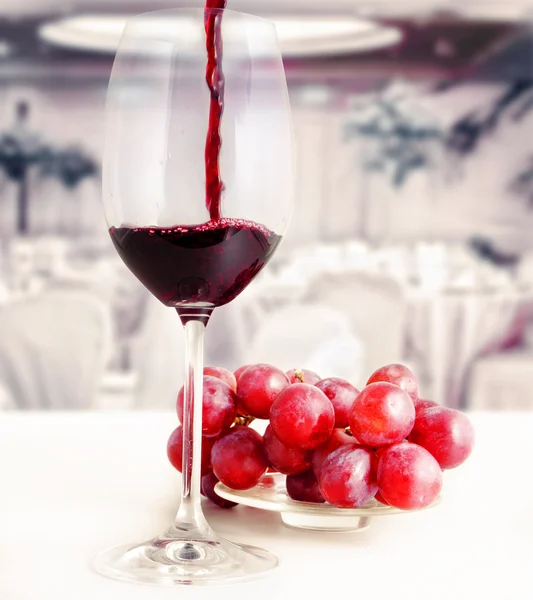 Red wine poured in a glass — Stock Photo, Image