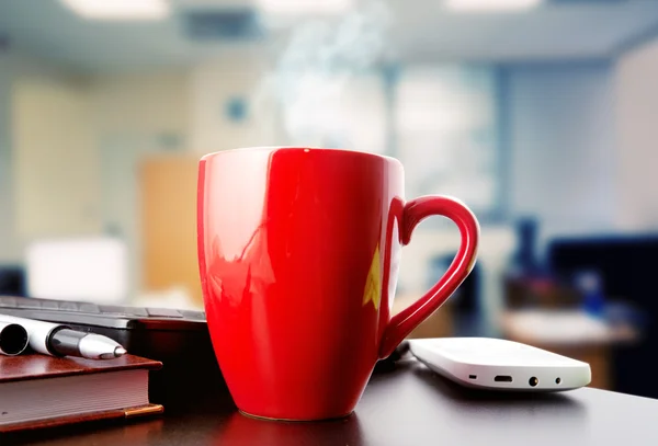 Kaffee auf schwarzem Tisch zeigt Pause oder Frühstück im Büro — Stockfoto