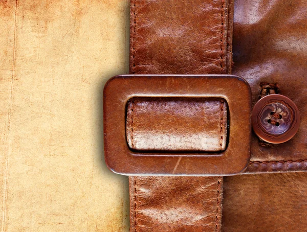 Cinturón de chaqueta de cuero sobre fondo de papel grunge — Foto de Stock