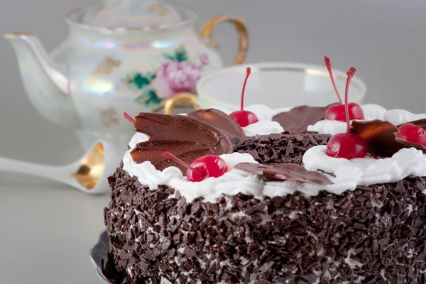 Torta al cioccolato con guarnizione ciliegia — Foto Stock