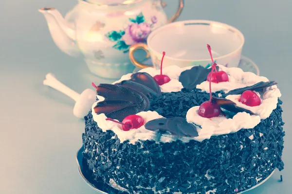 Čokoládový dort s polevou třešeň — Stock fotografie