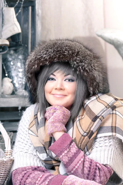 Mooie vrouw in winter bont hoed — Stockfoto