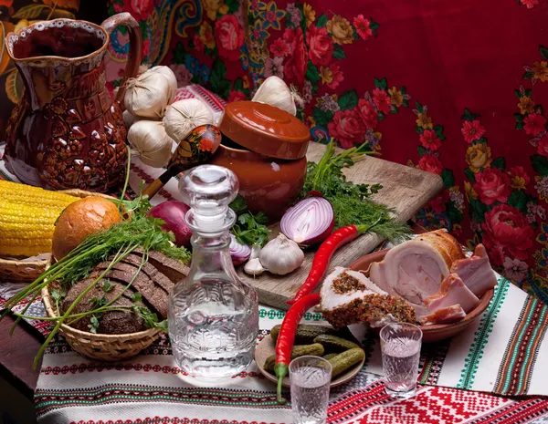 Foto de una mesa llena de alimentos — Foto de Stock