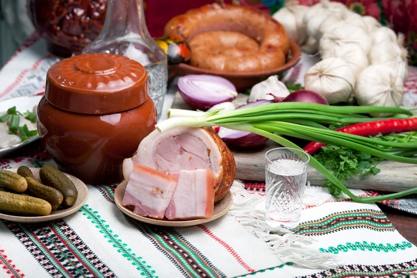 Grasa, pepino, cebolla fresca, salchichas - snack tradicional ucraniano — Foto de Stock