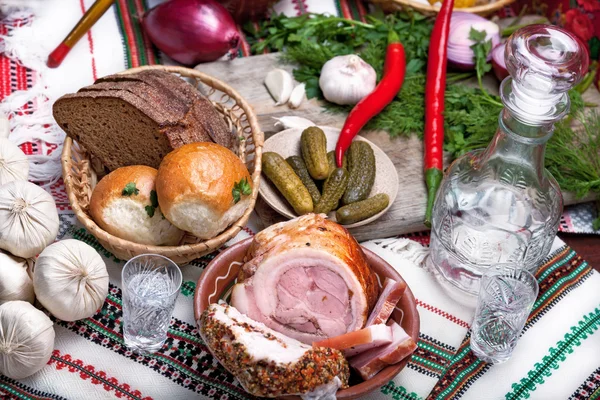 Foto de una mesa llena de verduras, vientre de cerdo, pan y otros alimentos — Foto de Stock