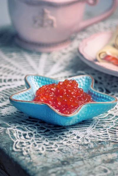 Caviar vermelho em pequena tigela em forma de estrela do mar — Fotografia de Stock