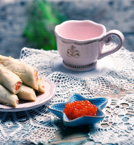 작은 불가사리에 컵과 레드 캐 비어 모양의 그릇 — 스톡 사진