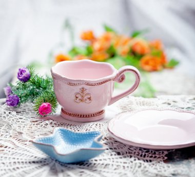 yemekleri tığ işi bardak altlığı peçete ve çiçeklerle ahşap tablo