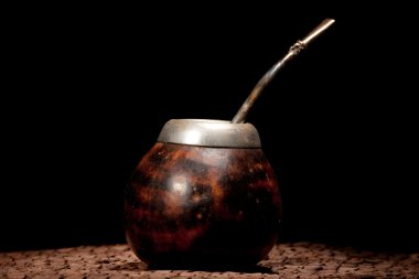 Calabash siyah arka plan üzerinde izole bombilla ile