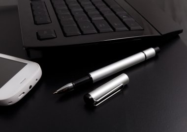 kalem, bilgisayar klavye ve cep cep telefonu