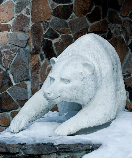 Sněhová socha medvěda — Stock fotografie