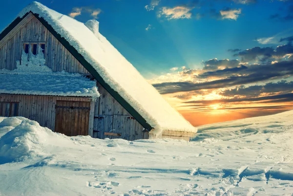 木制的屋顶覆盖着雪 — 图库照片