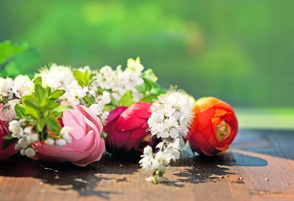 Bloemen op een tafel — Stockfoto