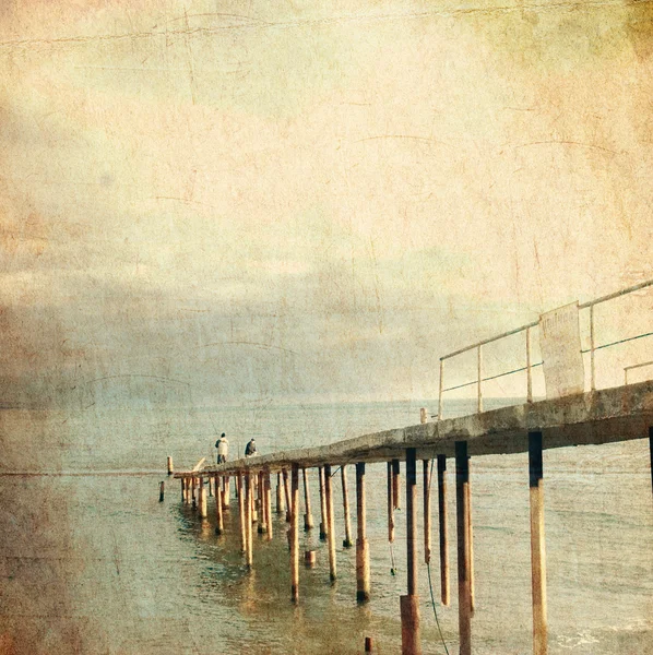 Морской пейзаж с деревянным пирсом — стоковое фото