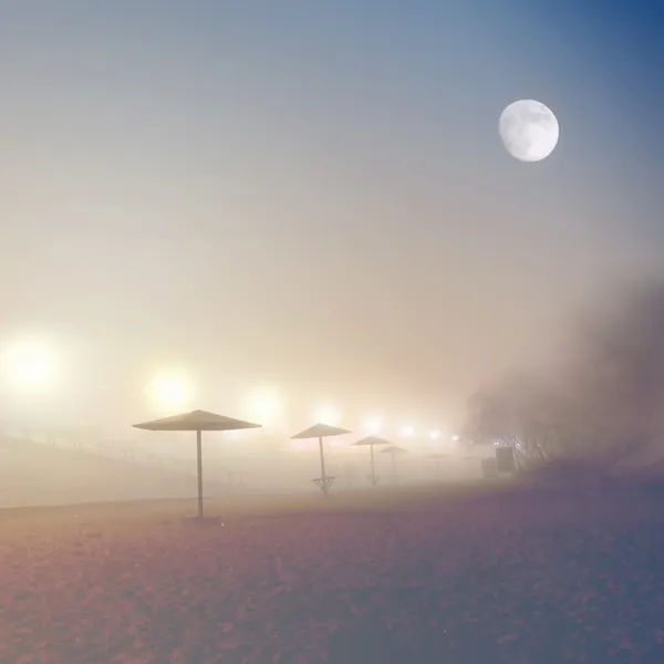 Nevoeiro na rua do aterro — Fotografia de Stock