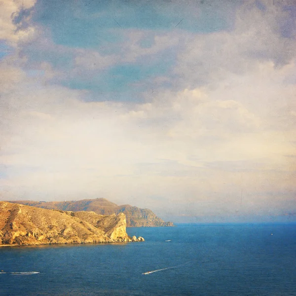 Paesaggio estivo con mare, rocce e nuvole cielo - immagine in stile retrò — Foto Stock