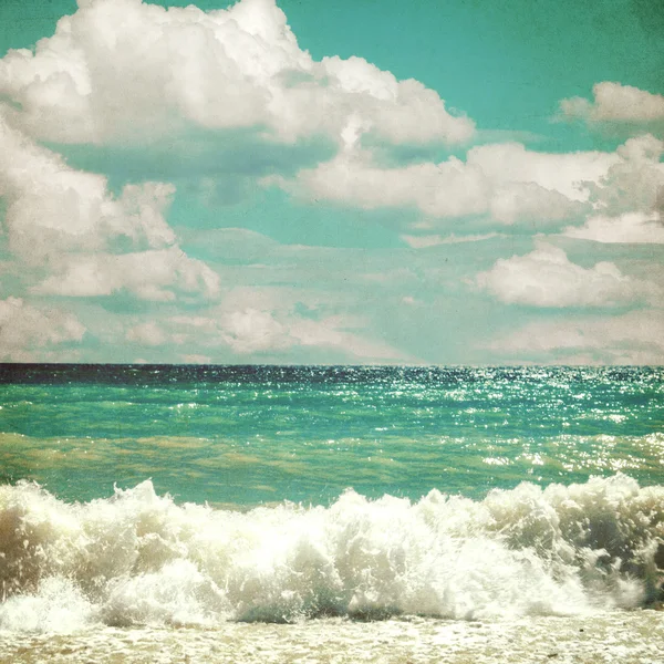 Mar con olas y nubes cielo - imagen en estilo retro — Foto de Stock