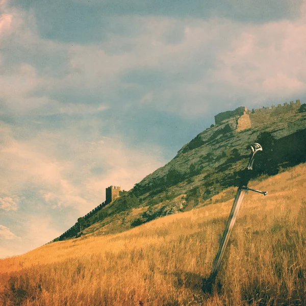 Середньовічна фортеця і меч — стокове фото