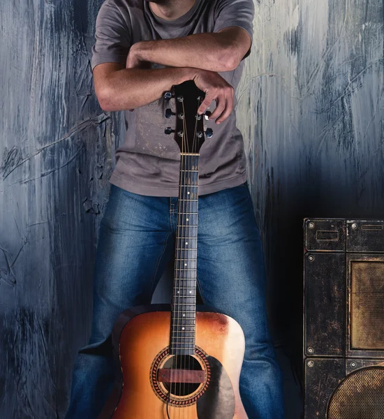 Bello uomo con chitarra — Foto Stock