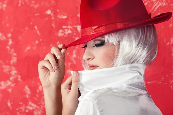 Giovane bella donna con i capelli bianchi indossando cappello rosso — Foto Stock