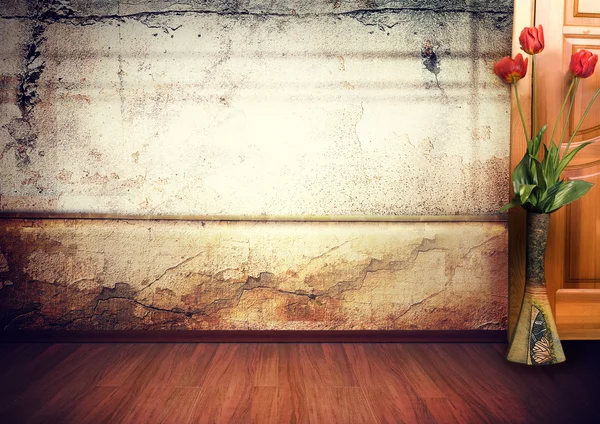 Intérieur grunge, mur rouillé, sol en bois, porte et vase — Photo