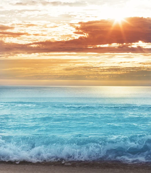 Schöner Sonnenuntergang auf dem Meer — Stockfoto