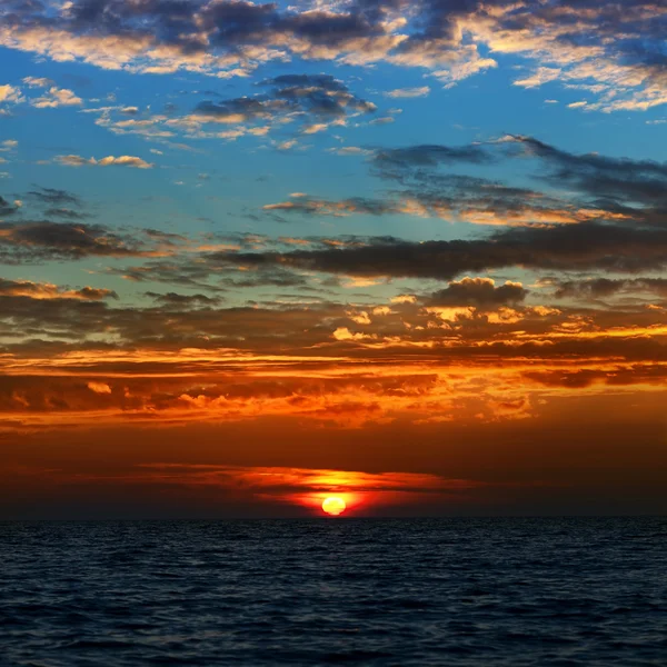 Hermosa puesta de sol brillante en el mar — Foto de Stock