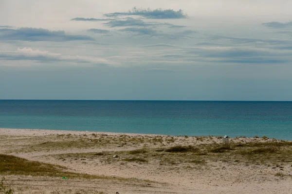 Céu azul acima de um mar azul — Fotografia de Stock