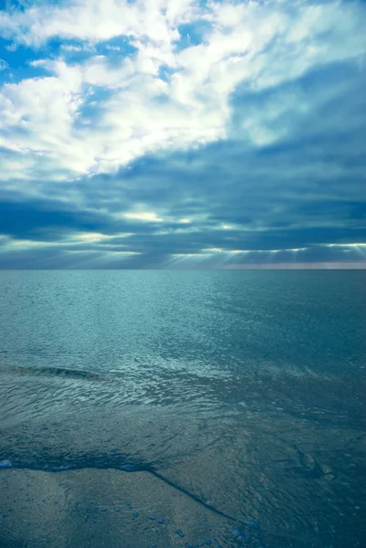 Céu azul acima de um mar azul — Fotografia de Stock