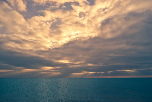 Mavi gökyüzü mavi denizin üstünde — Stok fotoğraf