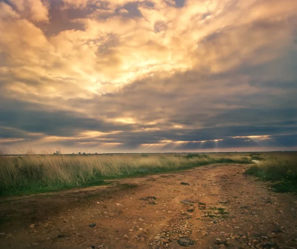 Paisagem com estrada e nuvens — Fotografia de Stock