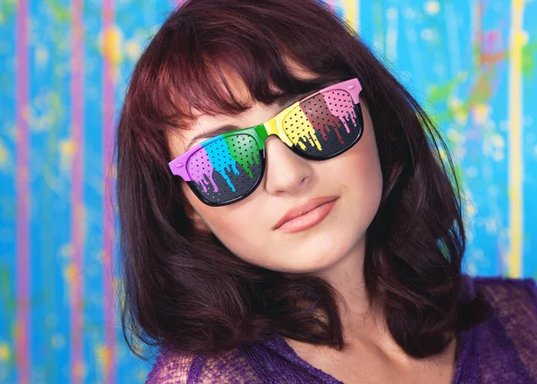 Mladá žena ve slunečních brýlích — Stock fotografie