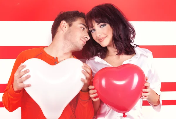 Чарівна закохана пара з кулькою у формі серця — стокове фото